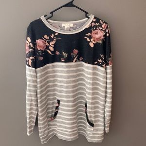 Nice lightweight sweatshirt for spring with kangaroo pockets